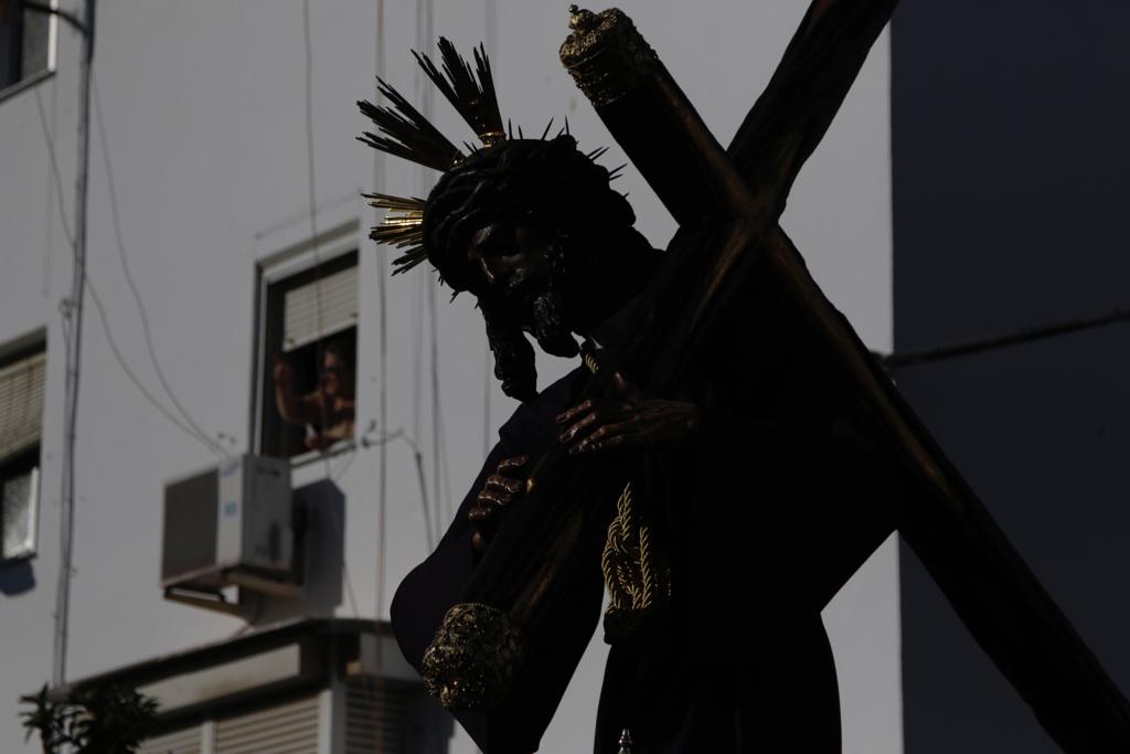 El Señor del Gran Poder recorre las zonas más humildes del barrio de los Pajaritos