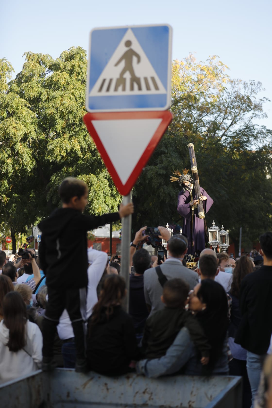 El Señor del Gran Poder recorre las zonas más humildes del barrio de los Pajaritos