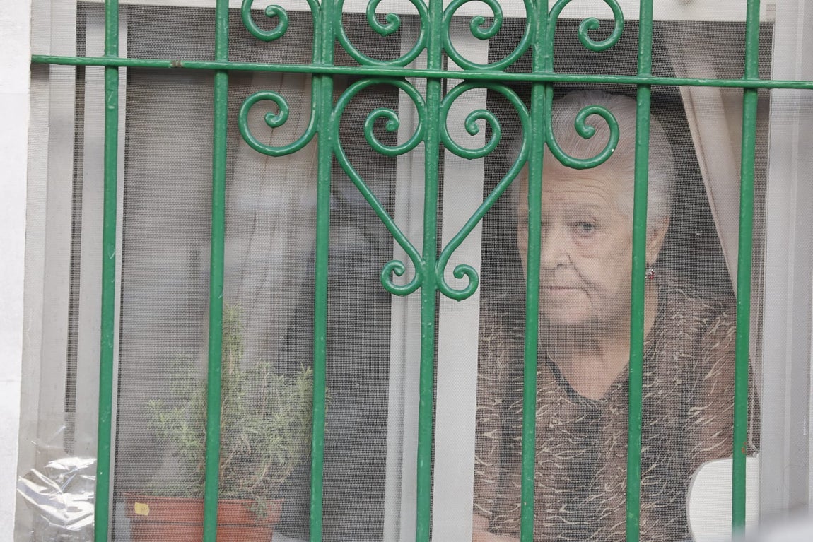 El Señor del Gran Poder recorre las zonas más humildes del barrio de los Pajaritos