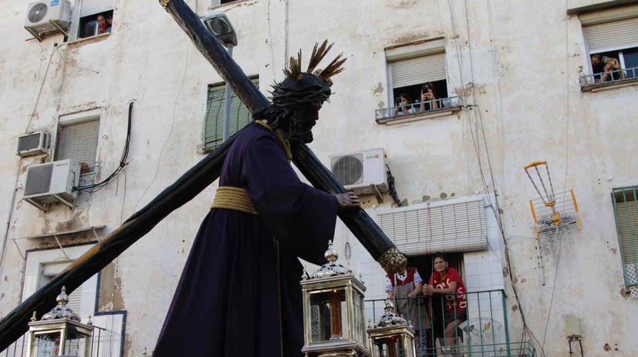 El imponente caminar del Gran Poder por la humildad de los Pajaritos