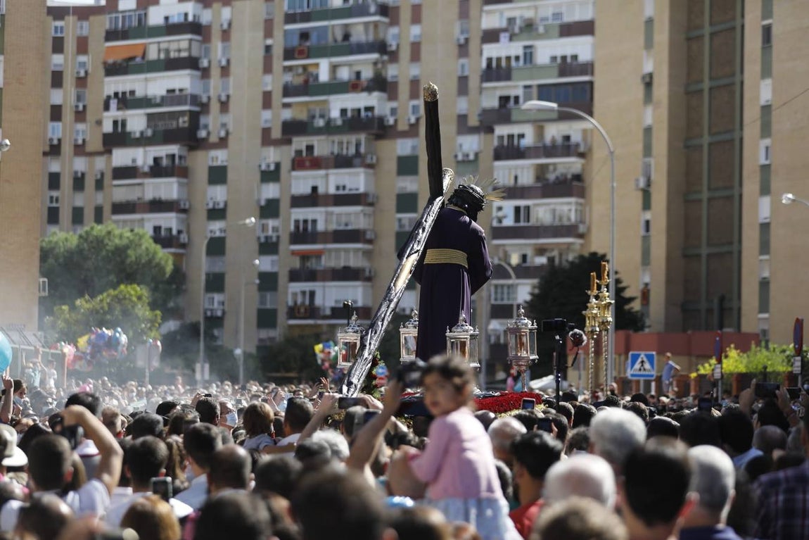 La histórica imagen del Gran Poder frente a la mezquita de Amate
