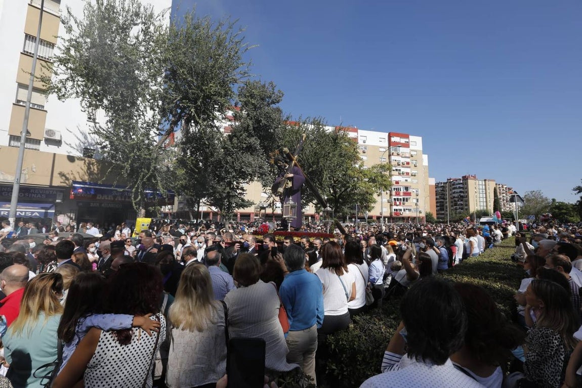 La histórica imagen del Gran Poder frente a la mezquita de Amate
