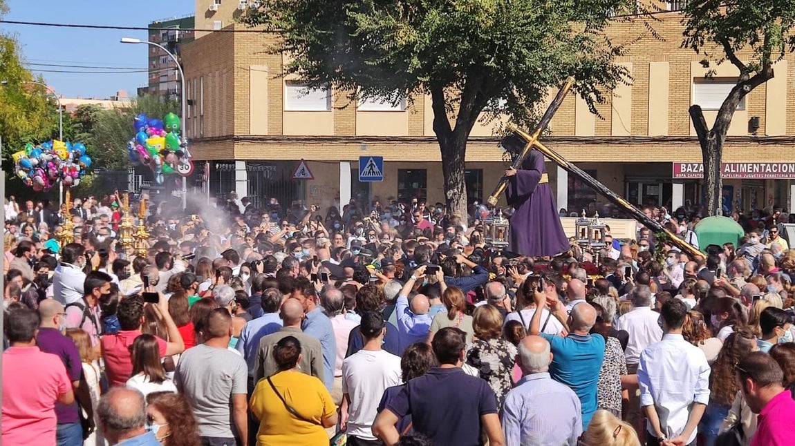 La histórica imagen del Gran Poder frente a la mezquita de Amate