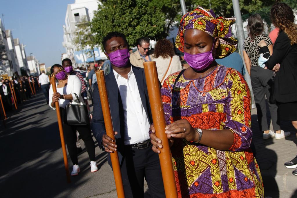 El Señor del Gran Poder recorre las zonas más humildes del barrio de los Pajaritos