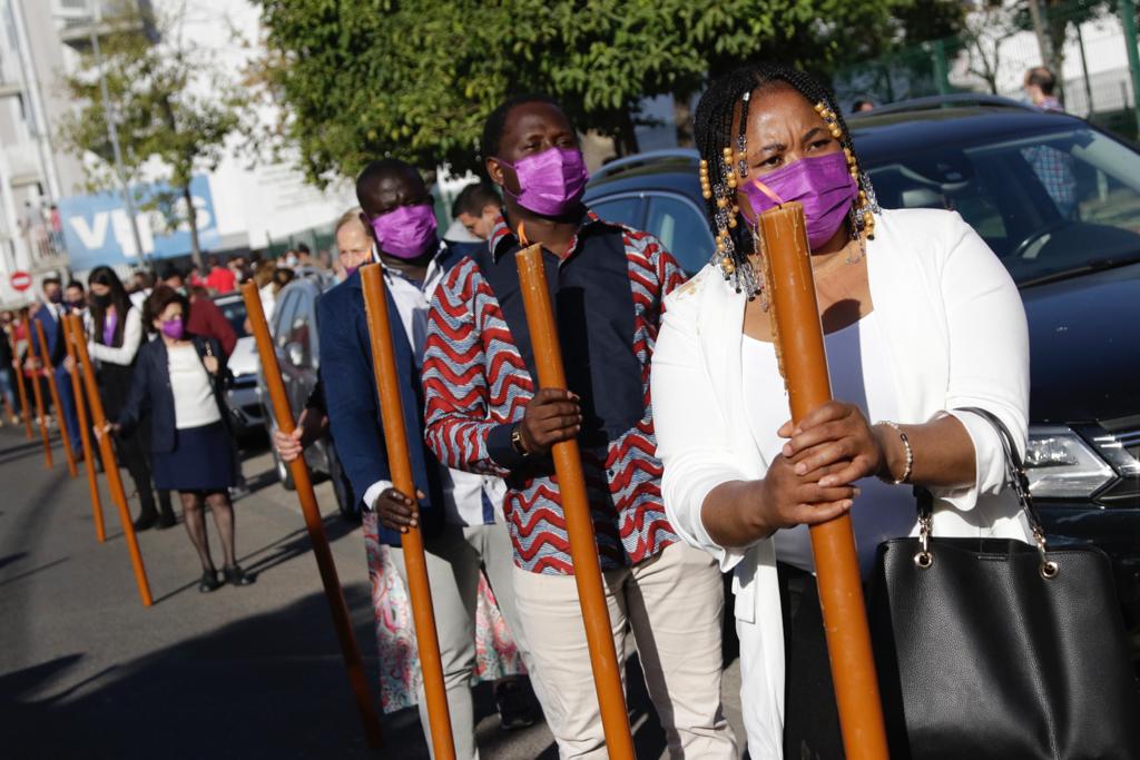 El Señor del Gran Poder recorre las zonas más humildes del barrio de los Pajaritos
