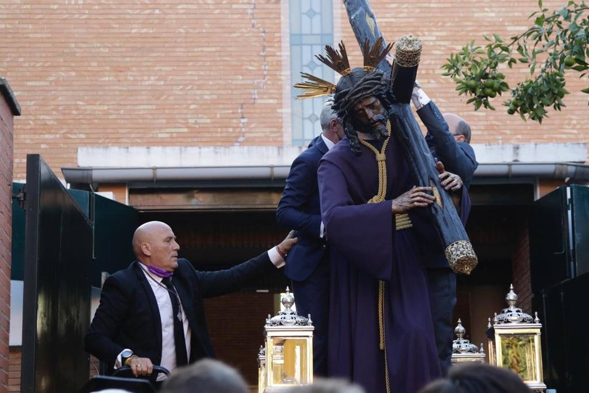 El Señor del Gran Poder saliendo de la parroquia de la Blanca Paloma en los Pajaritos