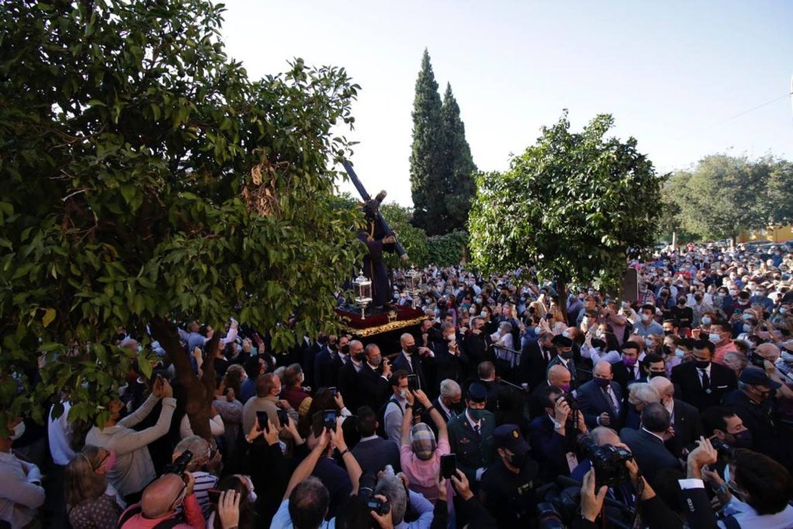 El Señor del Gran Poder saliendo de la parroquia de la Blanca Paloma en los Pajaritos