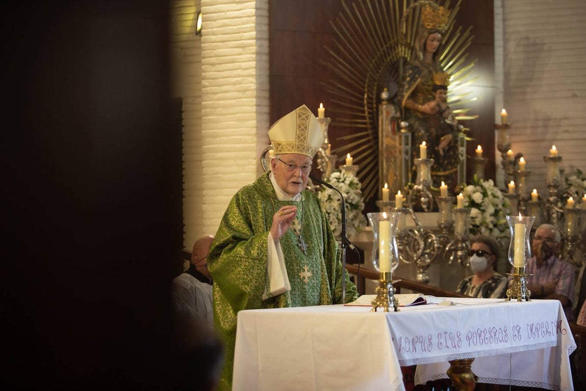 El cardenal Amigo Vallejo oficia una misa ante el Gran Poder