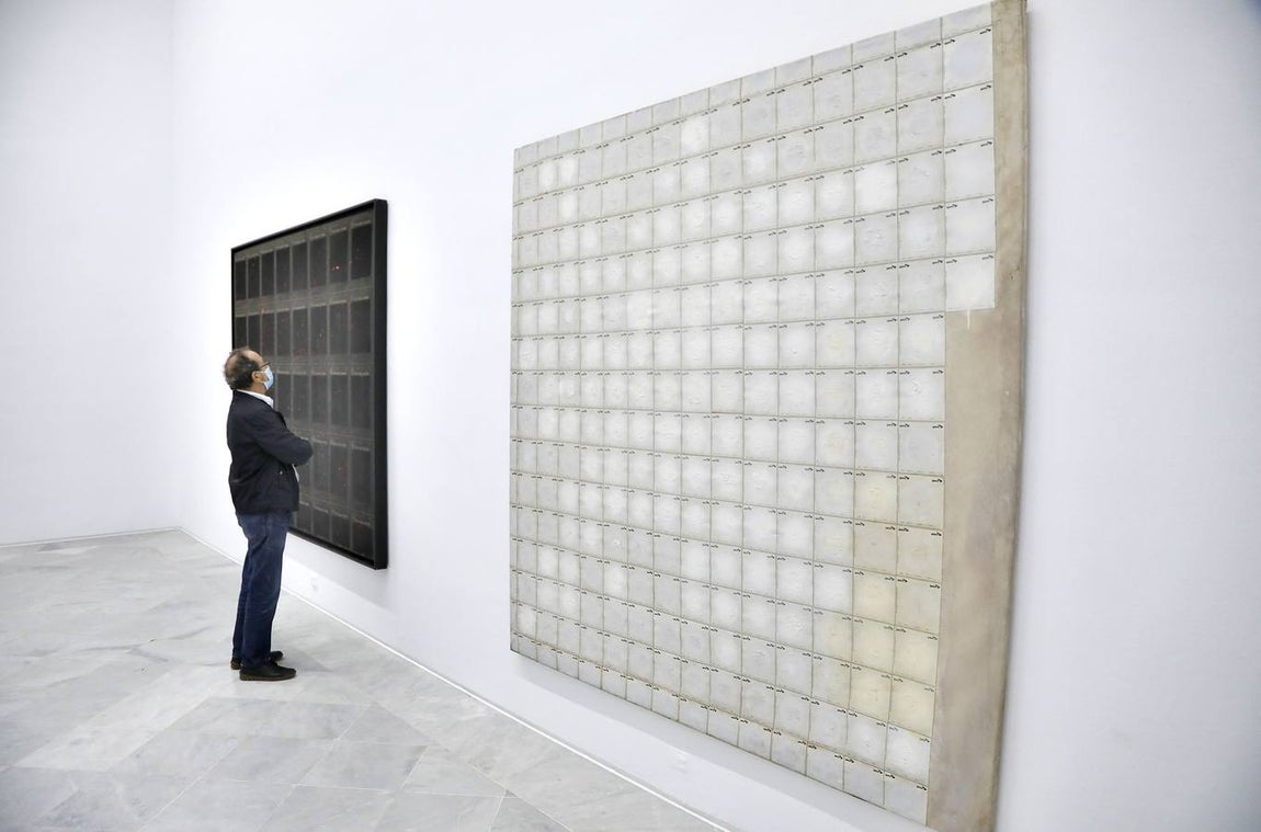 La exposición &#039;La Máquina Española&#039; revisa en el CAAC el impacto de la galería andaluza en el arte español de los 80