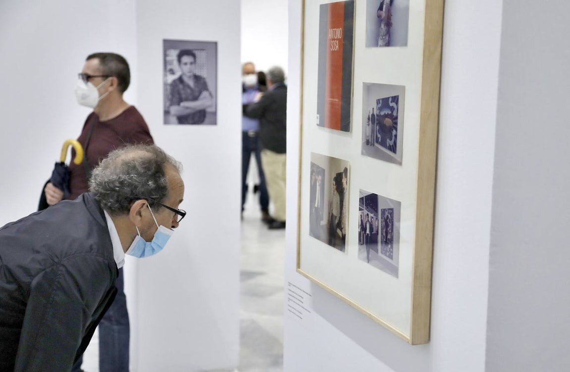 La exposición &#039;La Máquina Española&#039; revisa en el CAAC el impacto de la galería andaluza en el arte español de los 80