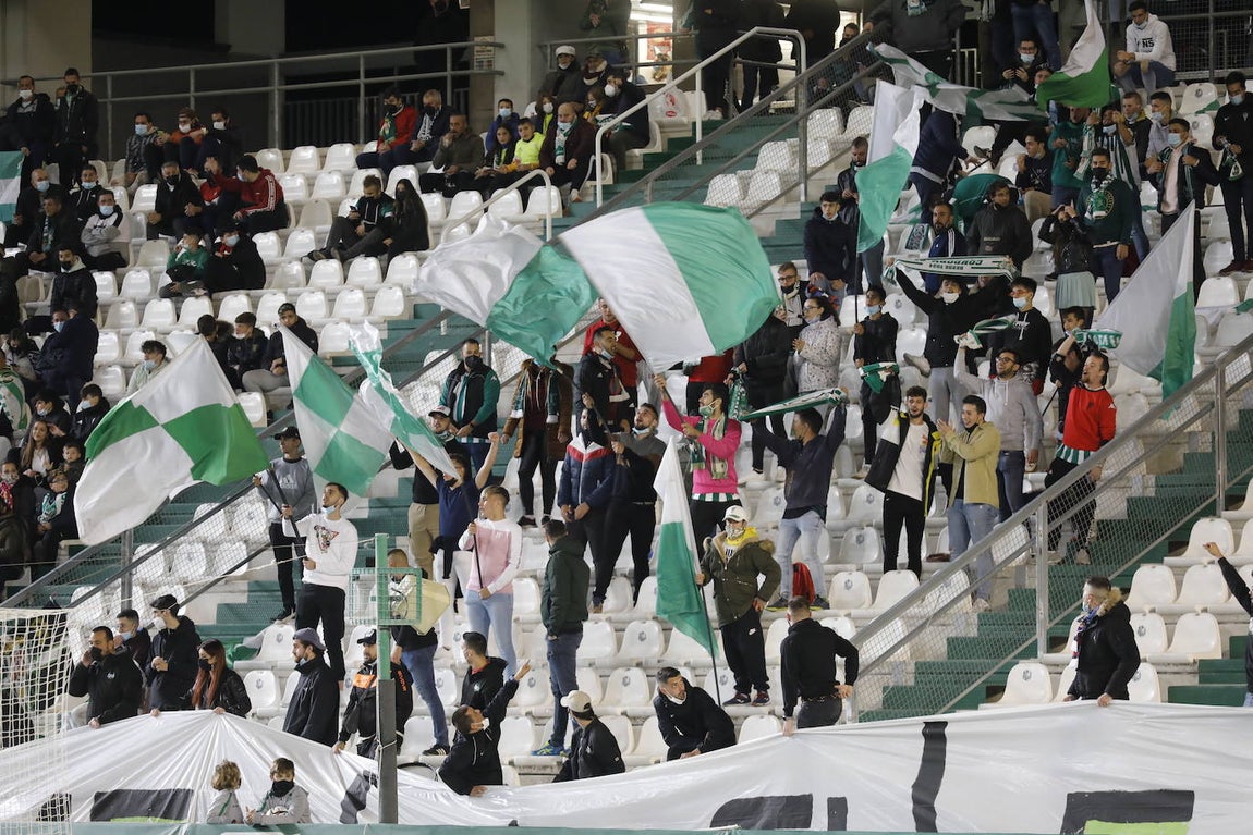 Córdoba-Montijo: el ambiente en las gradas de El Arcángel, en imágenes