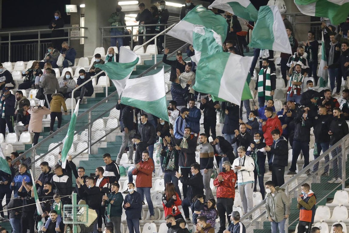 Las mejores imágenes y el ambiente en la grada del Córdoba CF - CD Ebro