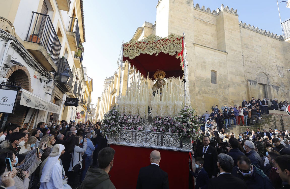 La procesión de acción de gracias de la Virgen de la Salud en Córdoba, en imágenes