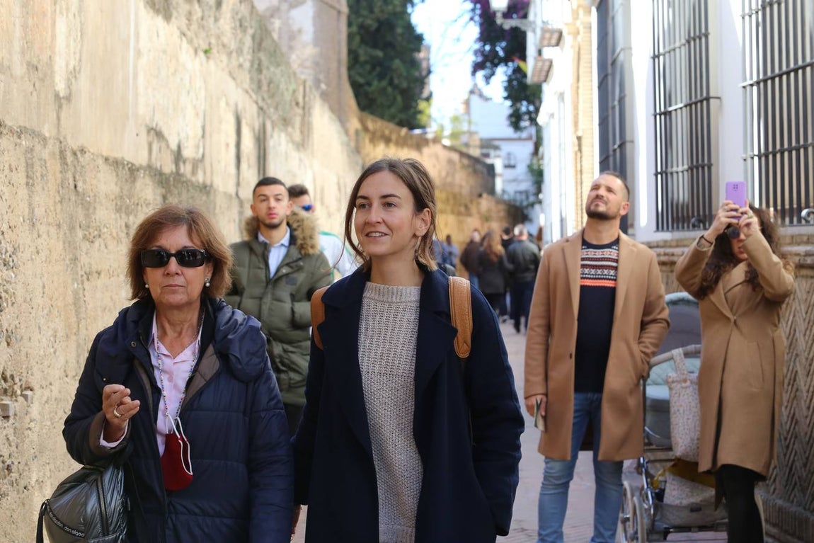 Multitud de sevillanos y turistas por las calles del Centro de Sevilla. ROCÍO RUZ