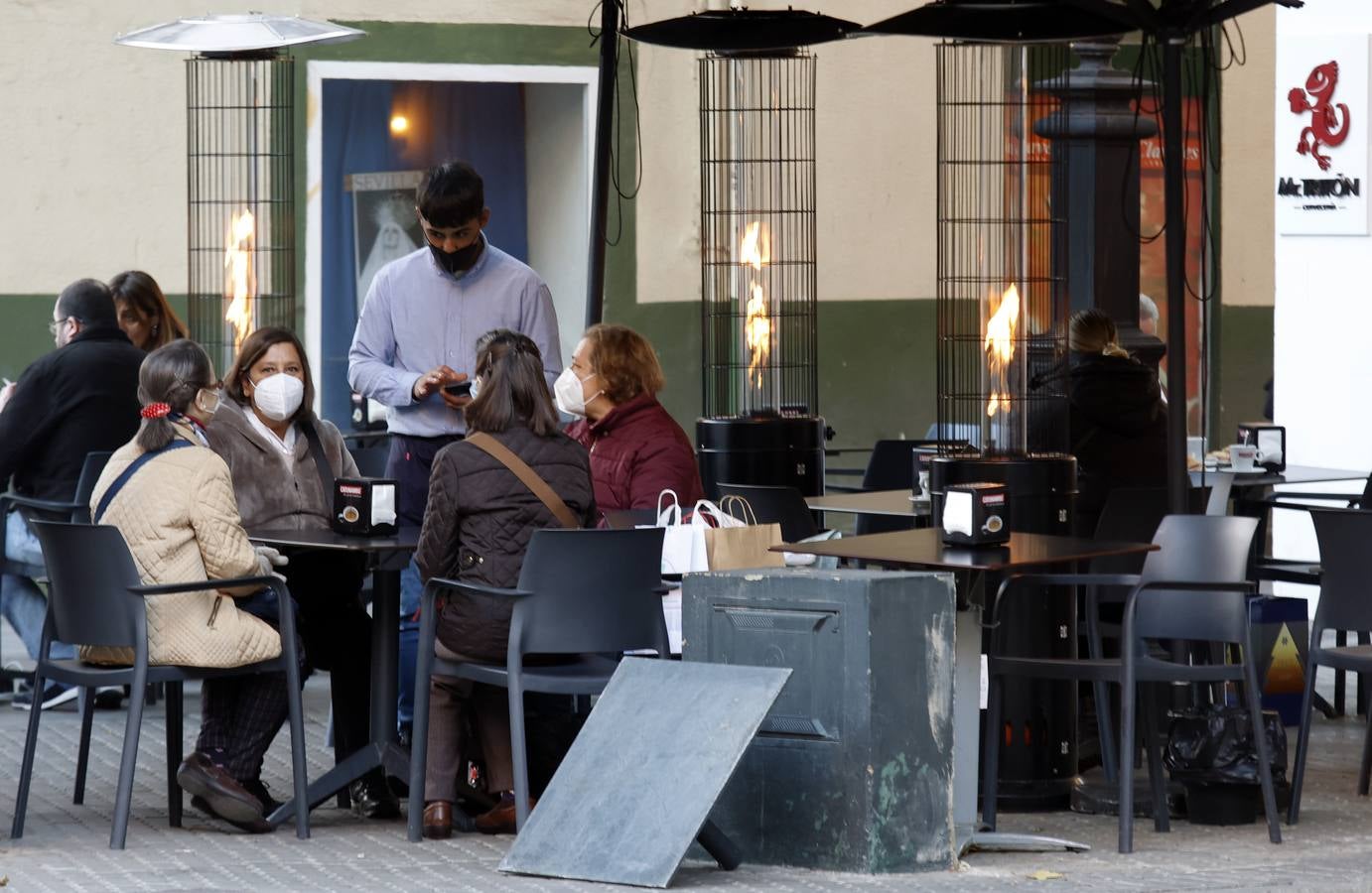 Preparar la terraza de los bares de Sevilla contra el frío cuesta 12.000 euros de media