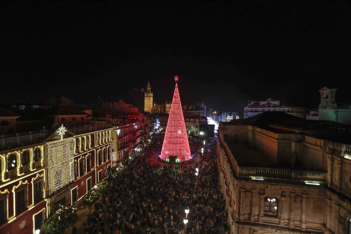 Encendido del árbol de luces led en la Plaza de San Francisco. RAÚL DOBLADO
