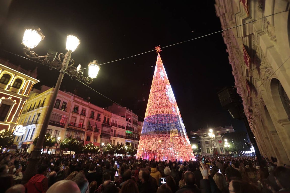Encendido del árbol de luces led en la Plaza de San Francisco. RAÚL DOBLADO