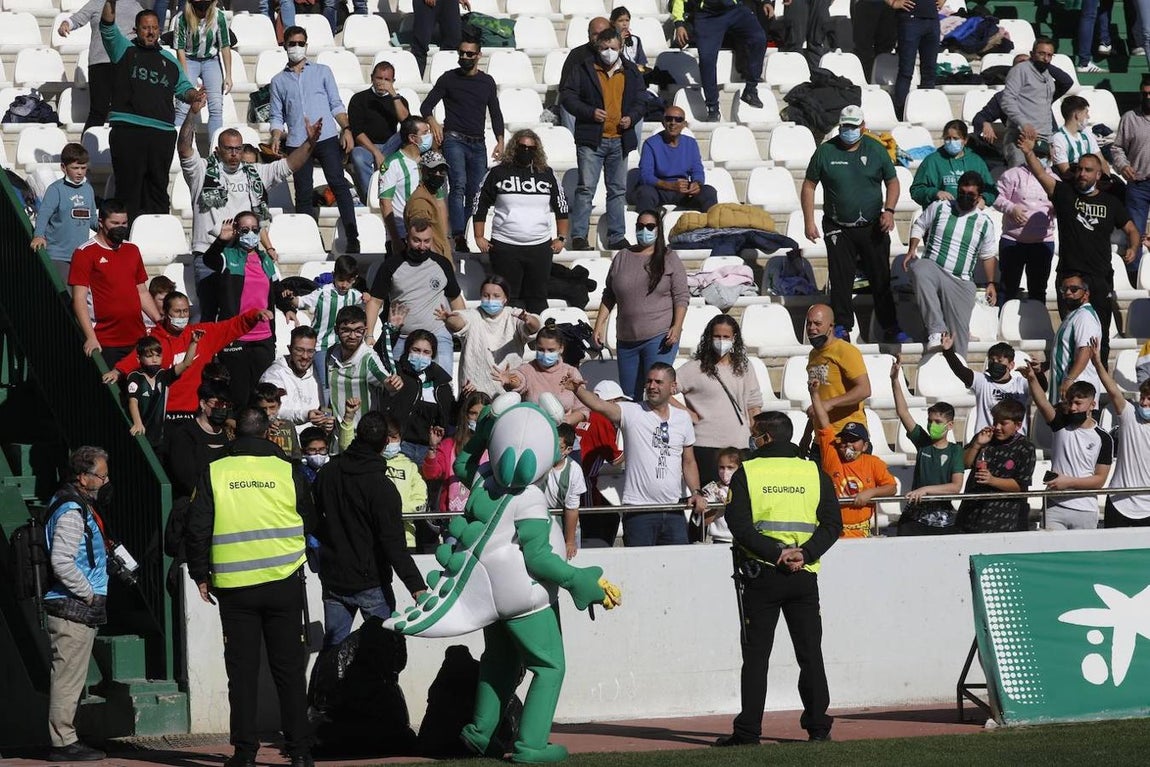 El ambiente en las gradas del Córdoba CF - Panadería Pulido, en imágenes