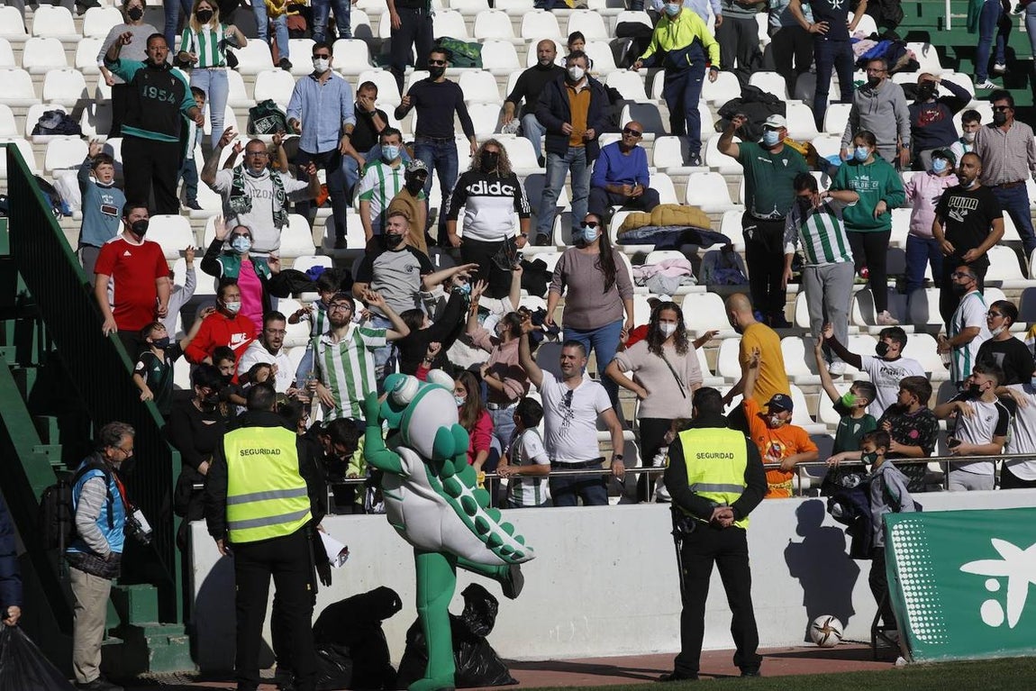 El ambiente en las gradas del Córdoba CF - Panadería Pulido, en imágenes