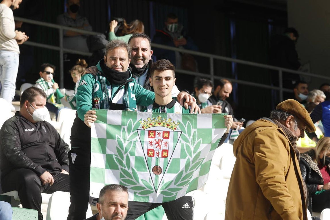 El ambiente en las gradas del Córdoba CF - Panadería Pulido, en imágenes
