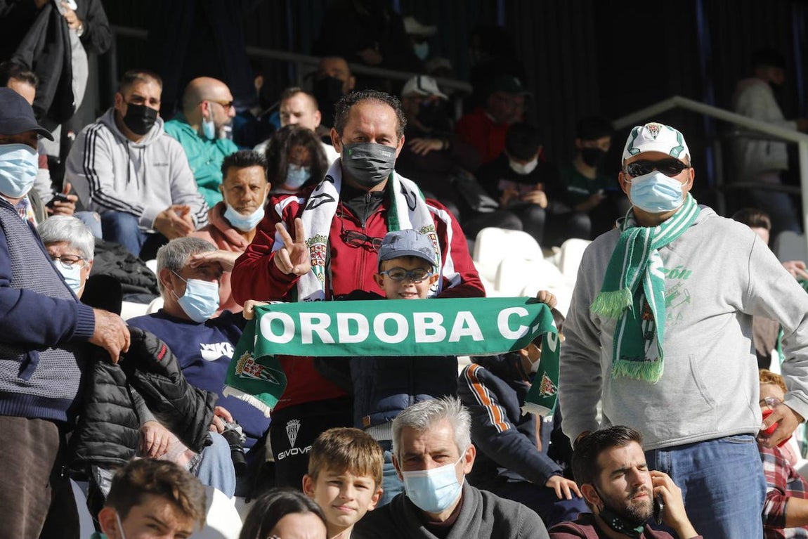 El ambiente en las gradas del Córdoba CF - Panadería Pulido, en imágenes
