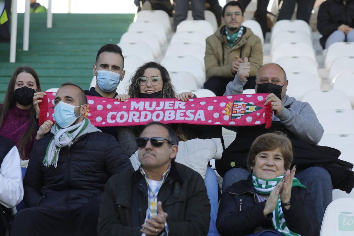El ambiente en las gradas del Córdoba CF - Panadería Pulido, en imágenes