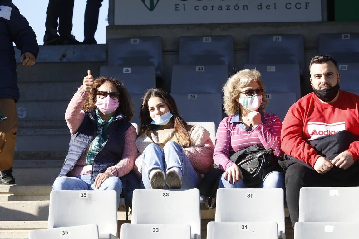 El ambiente en las gradas del Córdoba CF - Panadería Pulido, en imágenes