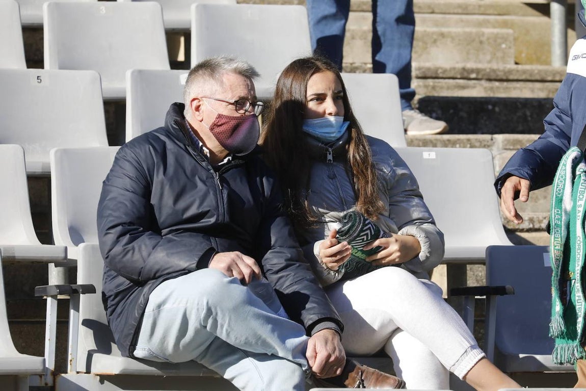 El ambiente en las gradas del Córdoba CF - Panadería Pulido, en imágenes