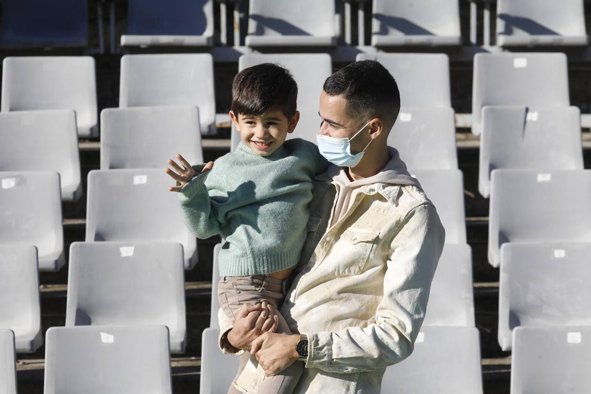 El ambiente en las gradas del Córdoba CF - Panadería Pulido, en imágenes
