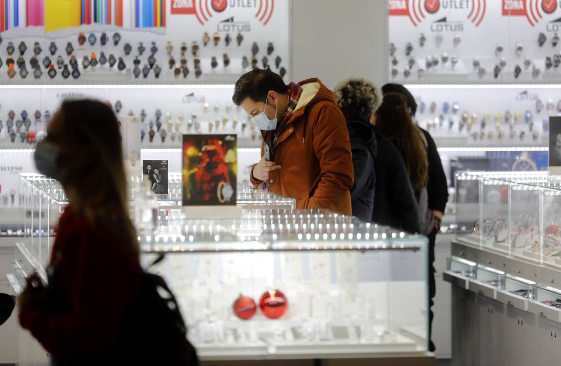 En imágenes, el público anima los centros comerciales de Córdoba