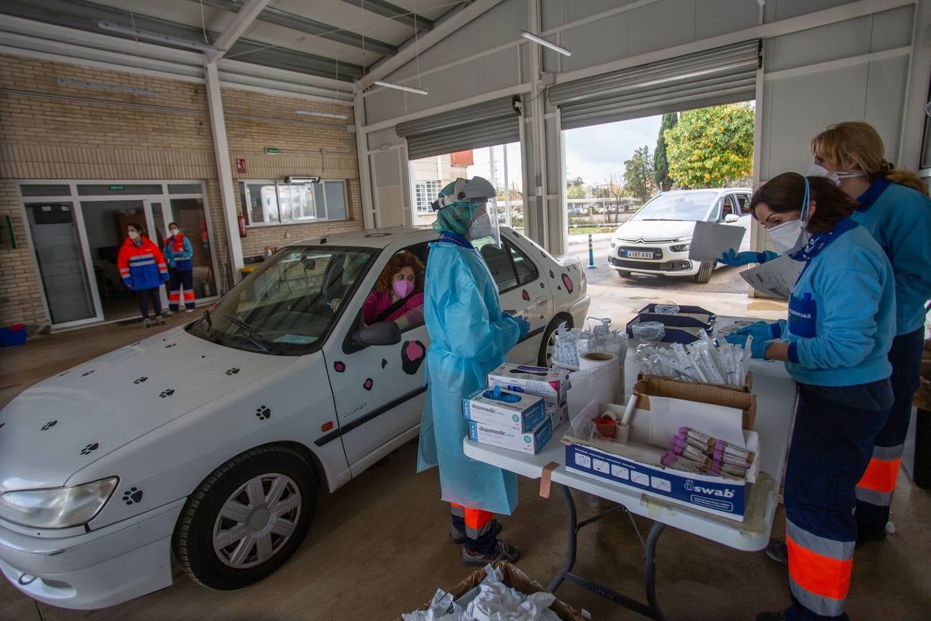 Ya es posible hacerse test o PCR sin bajar del coche en 91 puntos autocovid de Andalucía con cita previa