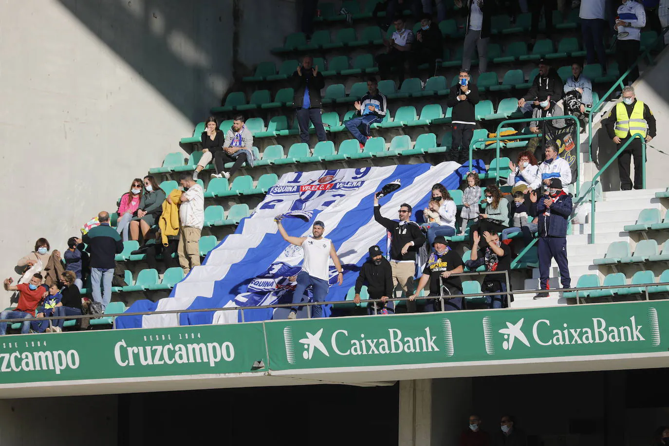 El ambiente en las gradas en el Córdoba CF - Vélez CF, en imágenes