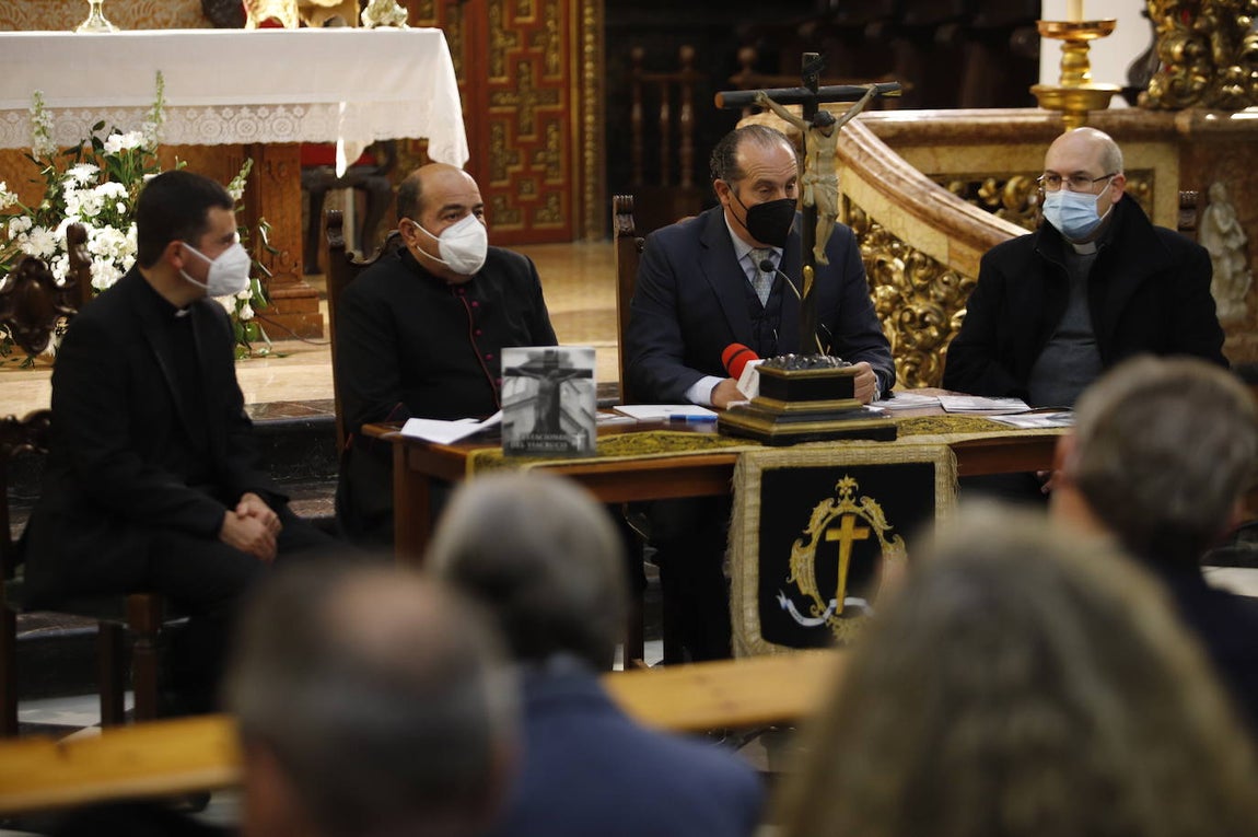 La presentación del libro de la cofradía del Vía Crucis de Córdoba, en imágenes
