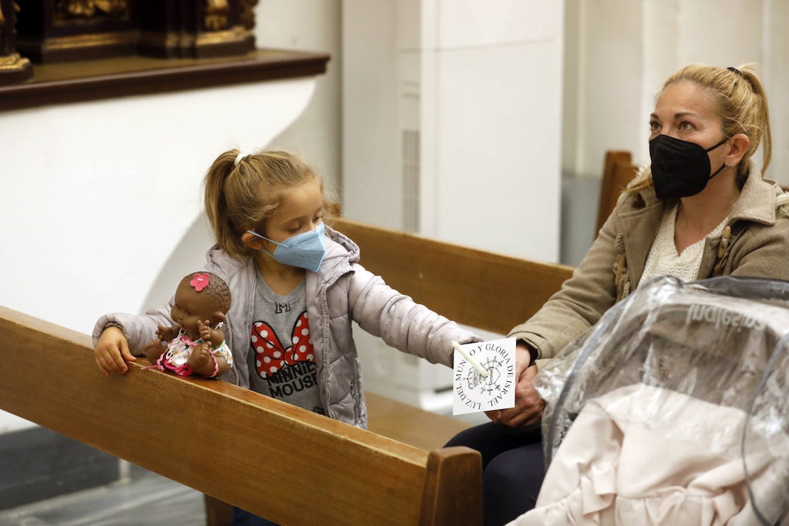 Los niños pasan bajo el manto de la Virgen de los Dolores de Córdoba, en imágenes