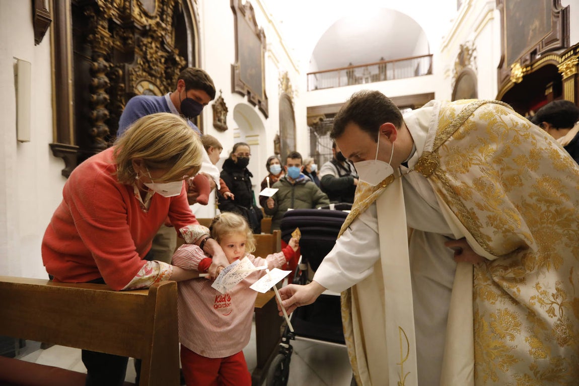 Los niños pasan bajo el manto de la Virgen de los Dolores de Córdoba, en imágenes