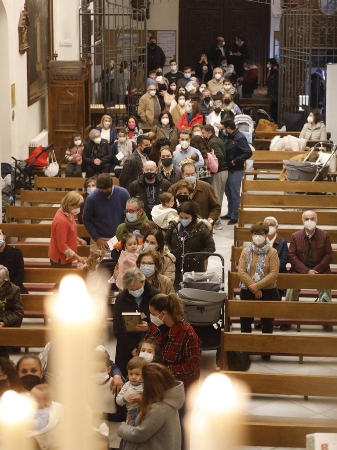 Los niños pasan bajo el manto de la Virgen de los Dolores de Córdoba, en imágenes