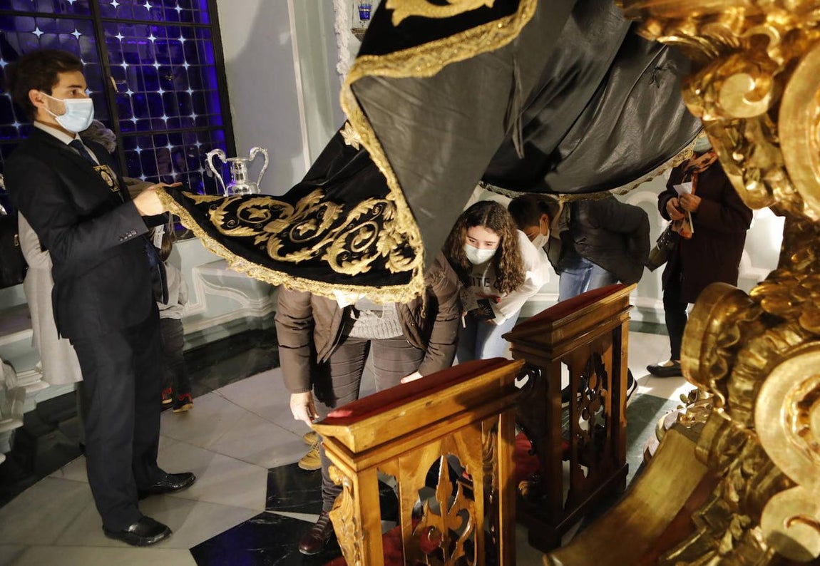 Los niños pasan bajo el manto de la Virgen de los Dolores de Córdoba, en imágenes