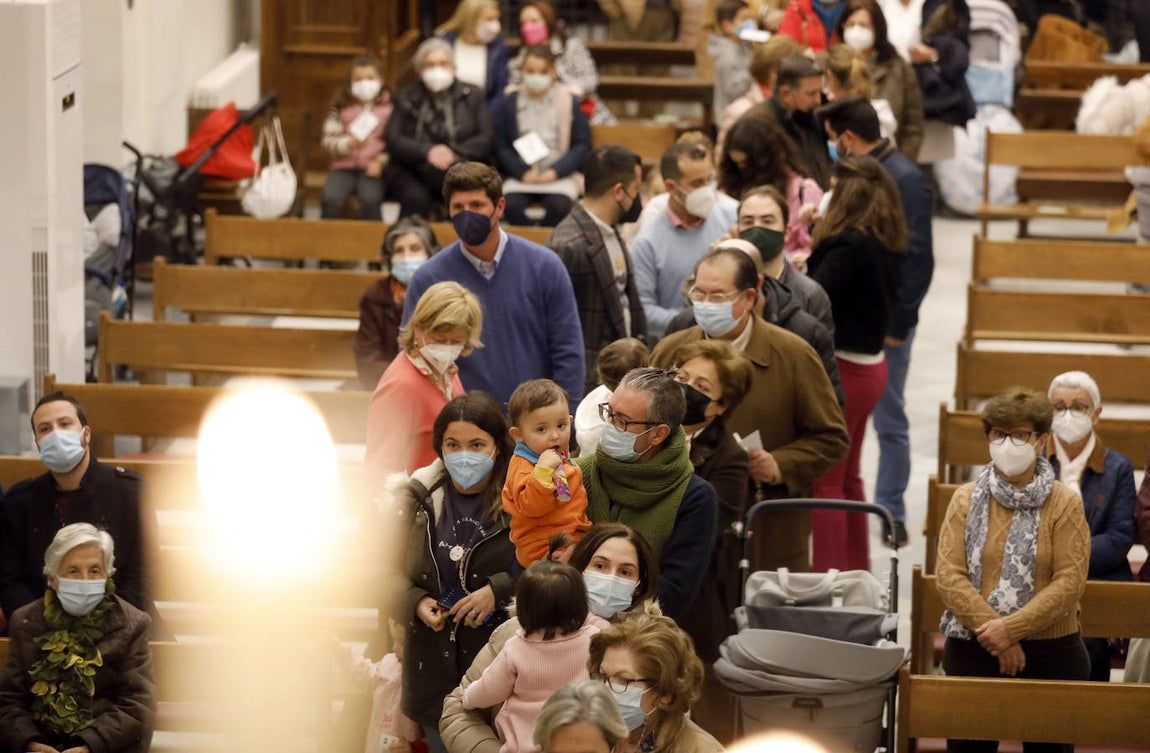 Los niños pasan bajo el manto de la Virgen de los Dolores de Córdoba, en imágenes