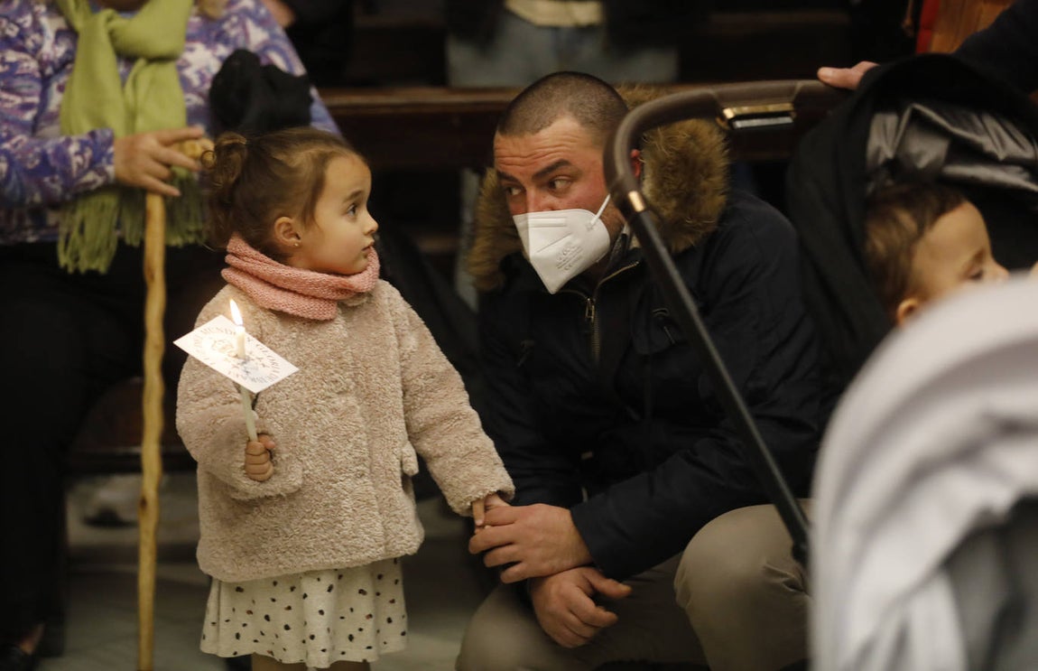 Los niños pasan bajo el manto de la Virgen de los Dolores de Córdoba, en imágenes