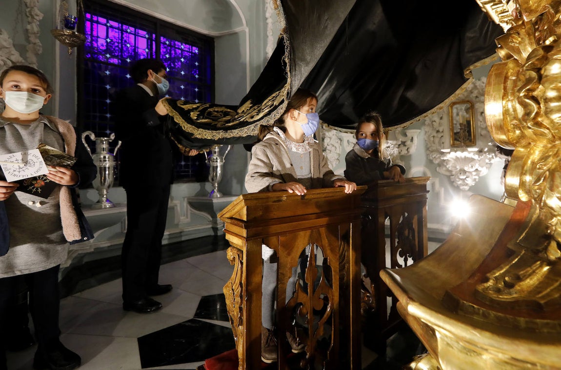 Los niños pasan bajo el manto de la Virgen de los Dolores de Córdoba, en imágenes