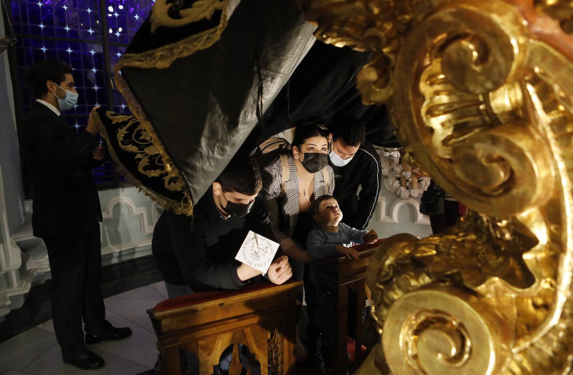 Los niños pasan bajo el manto de la Virgen de los Dolores de Córdoba, en imágenes