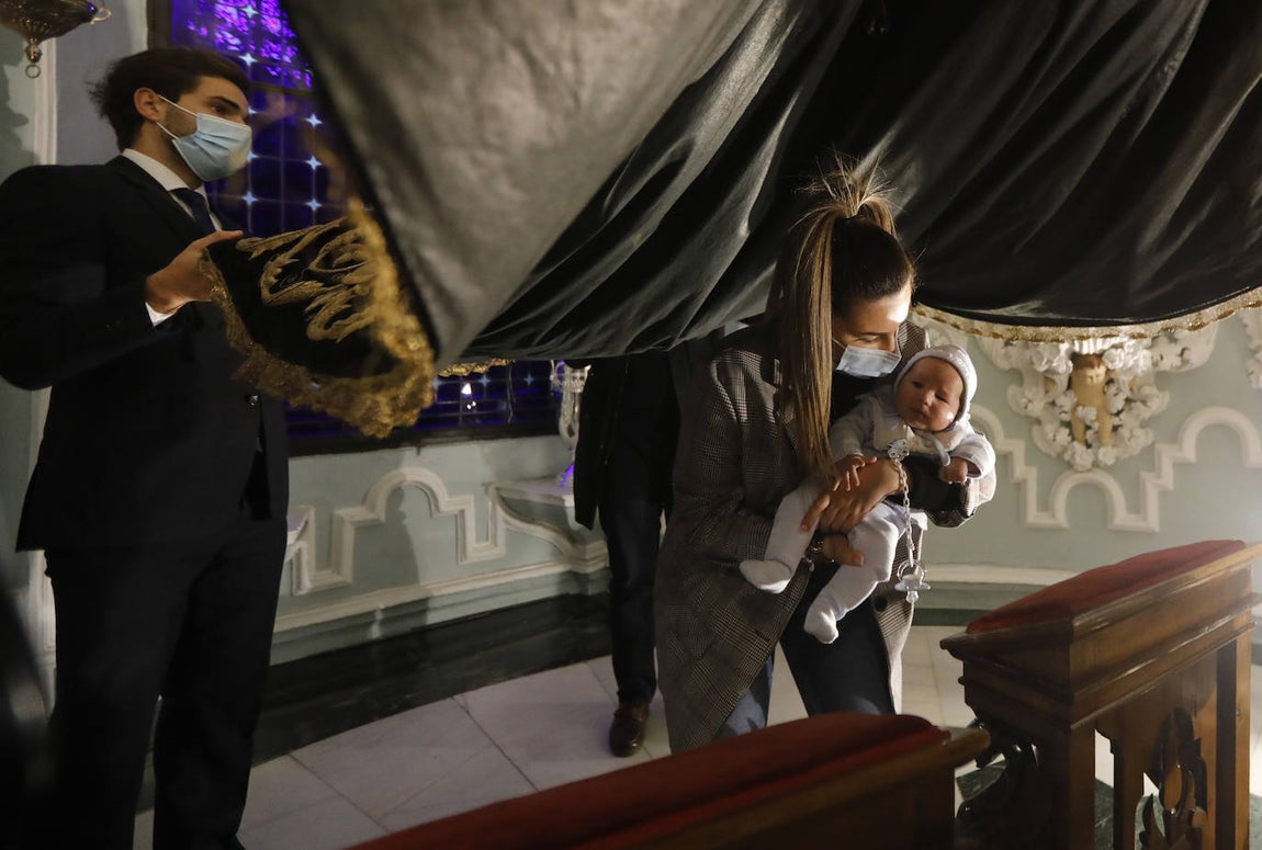 Los niños pasan bajo el manto de la Virgen de los Dolores de Córdoba, en imágenes