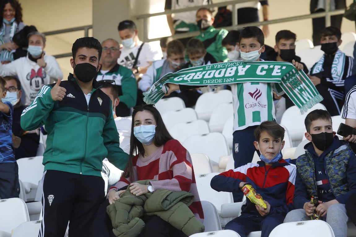 El excelente ambiente en la grada en el Córdoba CF - CD Coria, en imágenes