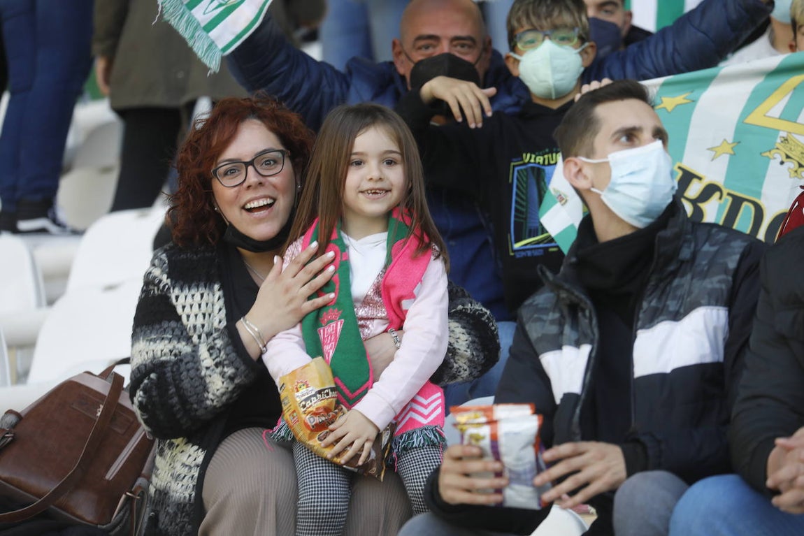 El excelente ambiente en la grada en el Córdoba CF - CD Coria, en imágenes