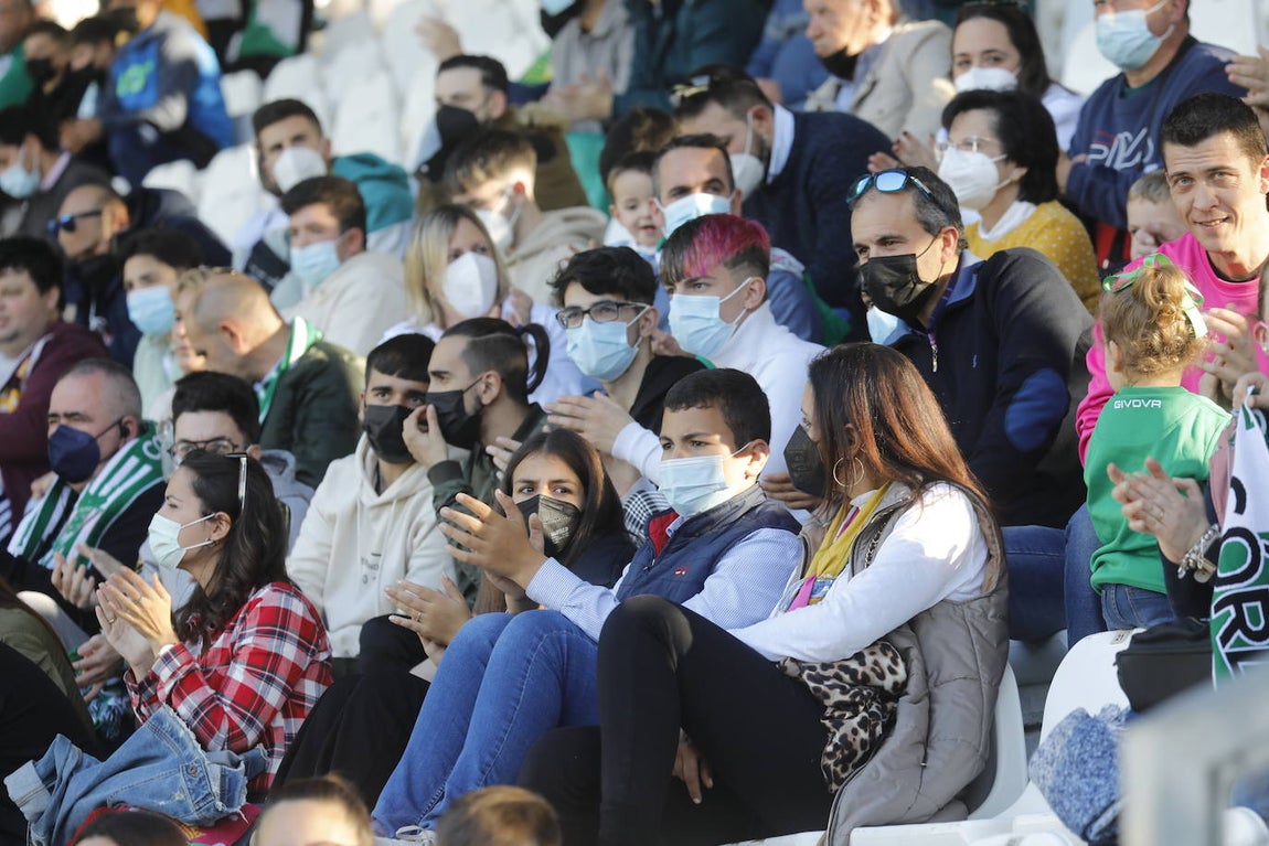 El excelente ambiente en la grada en el Córdoba CF - CD Coria, en imágenes