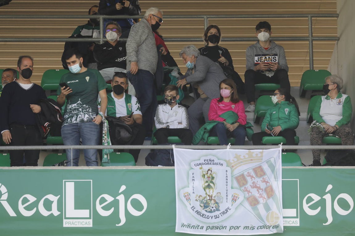 El excelente ambiente en la grada en el Córdoba CF - CD Coria, en imágenes