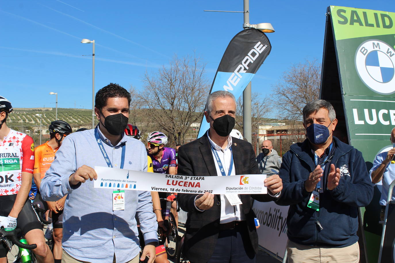 La salida de la tercera etapa de la Vuelta a Andalucía en Lucena, en imágenes