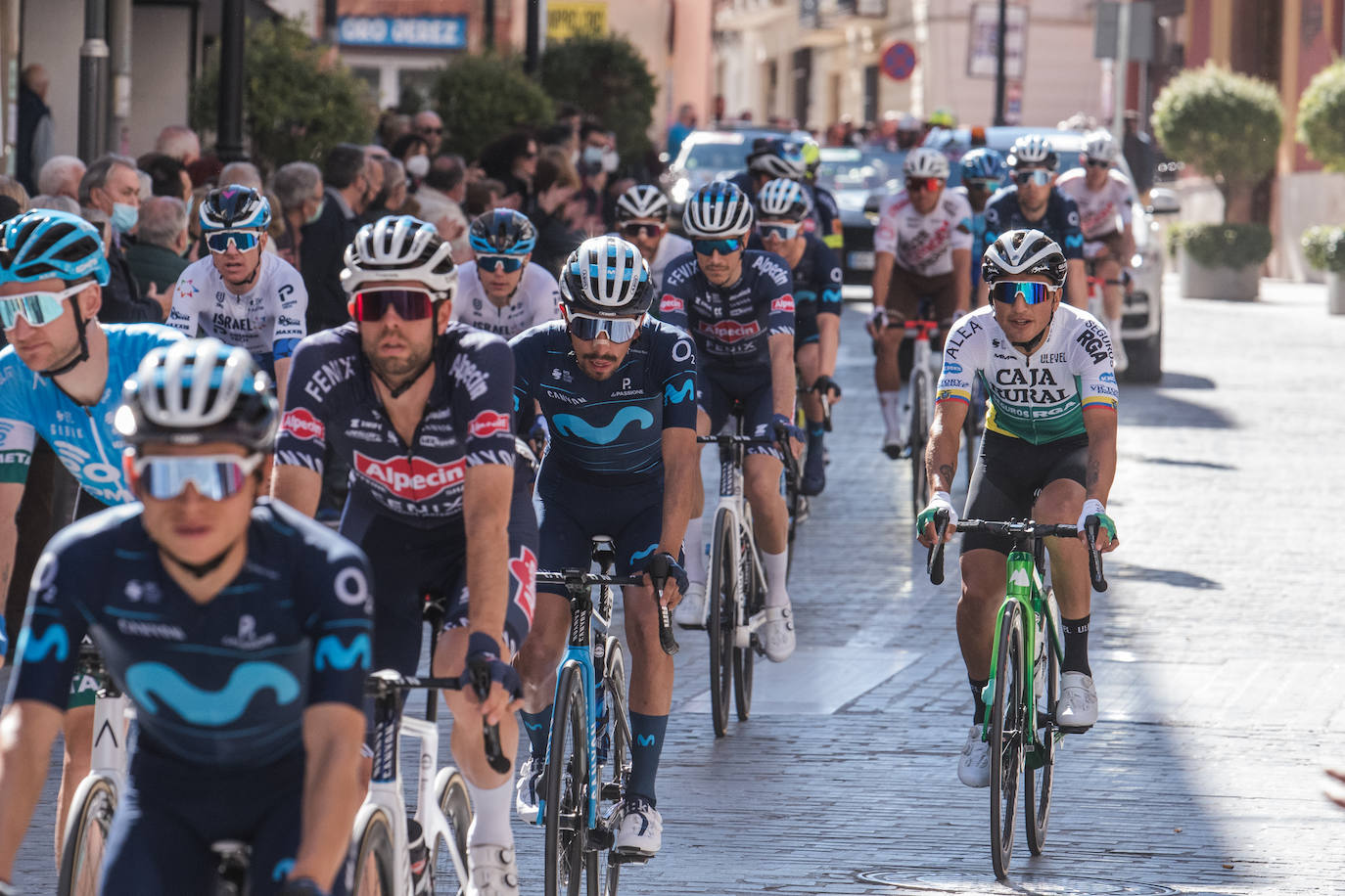 La salida de la tercera etapa de la Vuelta a Andalucía en Lucena, en imágenes