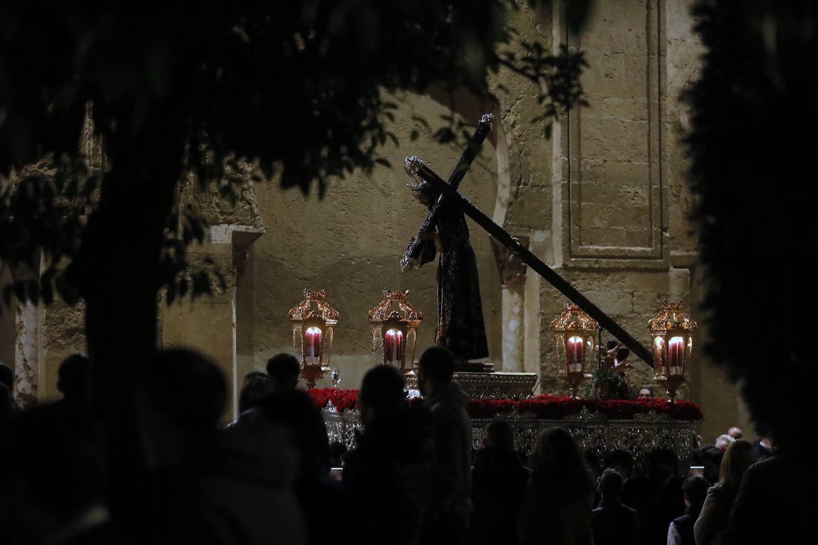 En imágenes, el Vía Crucis del Calvario en Córdoba (II)