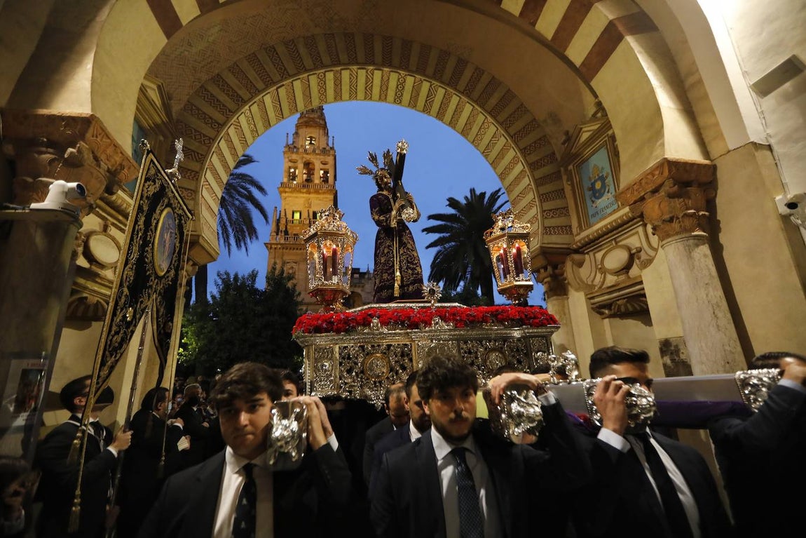 En imágenes, el Vía Crucis del Calvario en Córdoba (II)